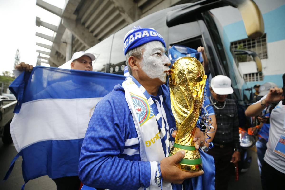 Periodista sorprende y beso a la copa: Ambiente previo al partido entre Honduras y Nicaragua