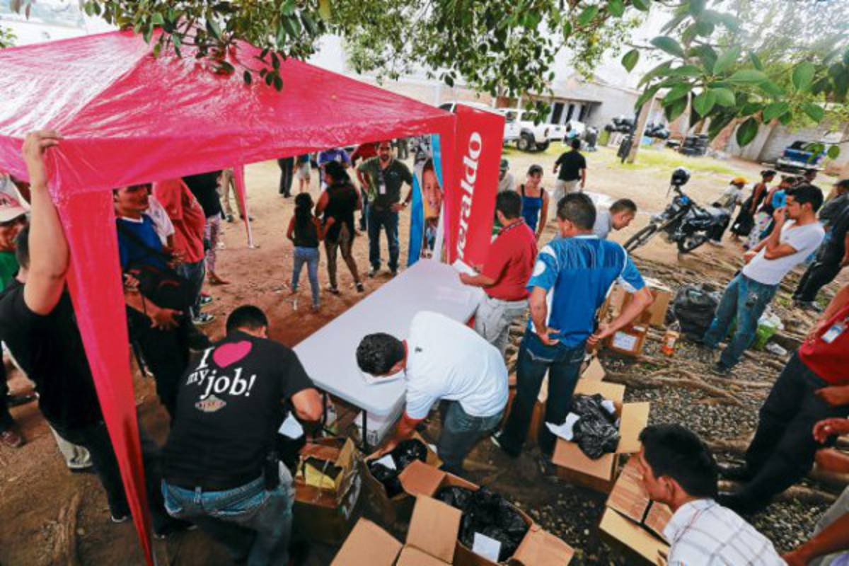 Canillitas reciben donativo de zapatos