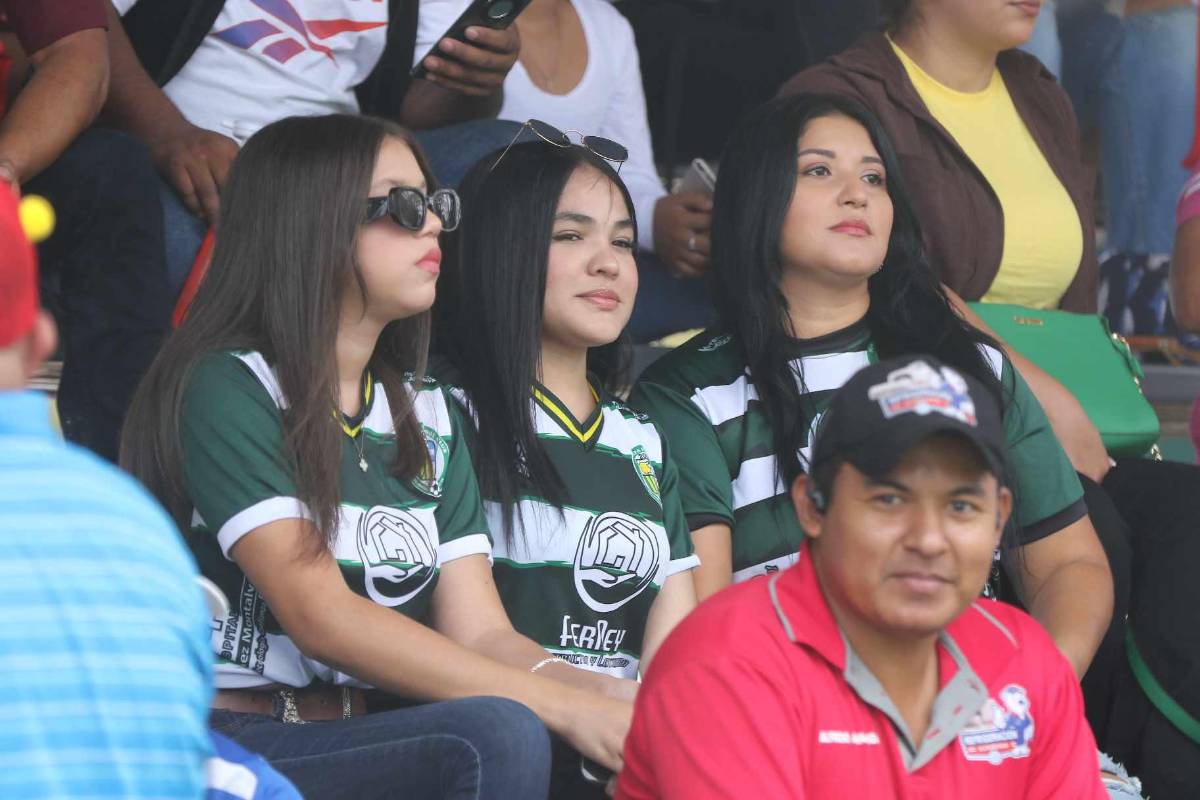 Llegada de Olimpia, curiosa charla de Espinel y las bellas chicas en el estadio Óscar Peralta