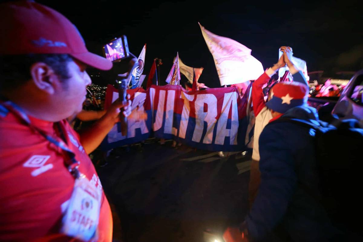 Olimpia vs Alajuelense: Eufórica llegada de la Ultra Fiel al estadio Nacional
