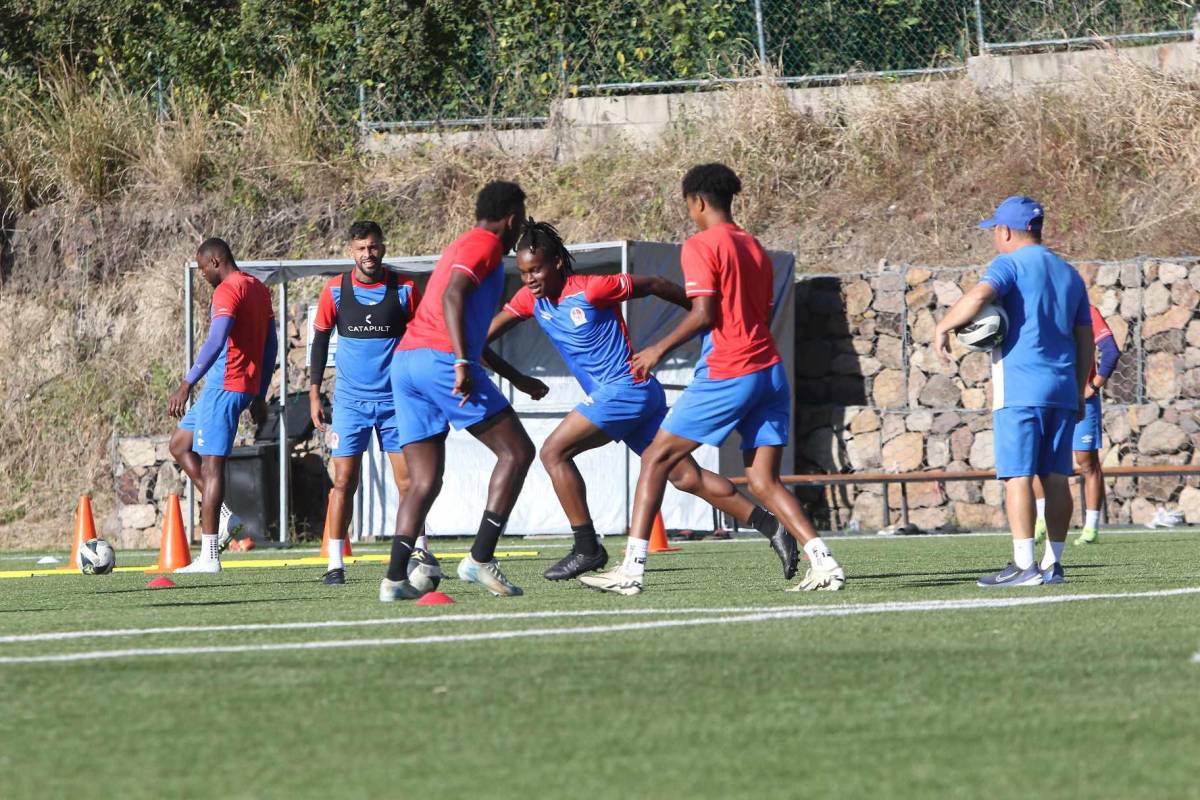 Jugador entrena solo y nuevas caras; la última práctica de Olimpia para debut en el Clausura