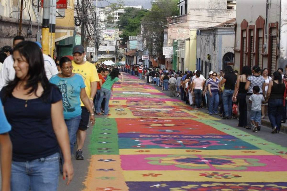 Las alfombras elaboradas de aserrín son uno de los principales atractivos.