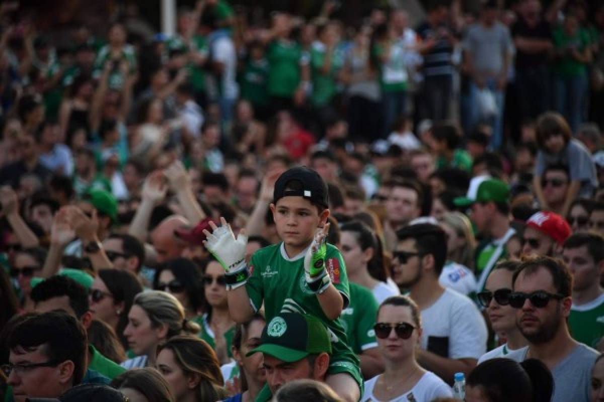 Una voz de aliento: velas y flores para el Chapecoense en Colombia