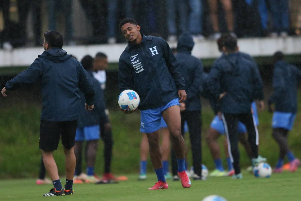 Honduras entrena bajo la lluvia y con mucha seriedad previo a partido ante Haití