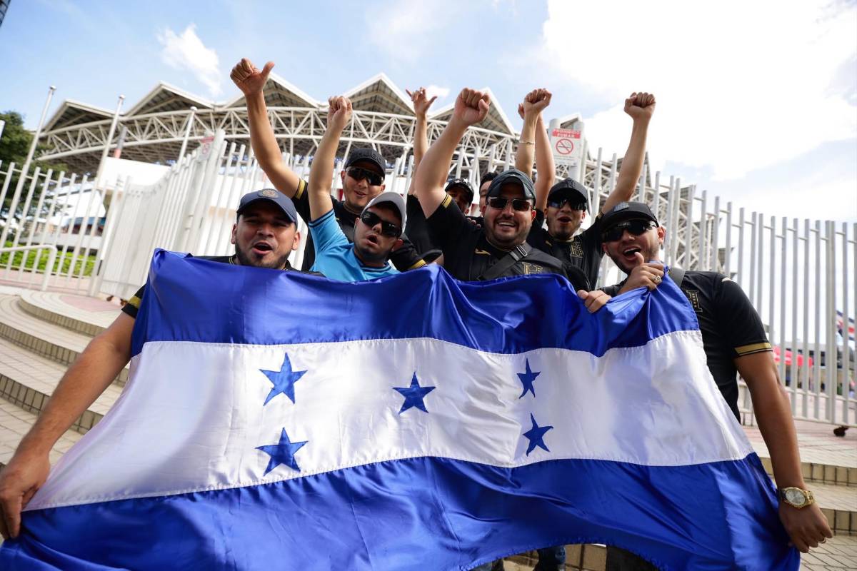 Linda chica y el pollo son la sensación: Ambiente previo al Costa Rica vs Honduras