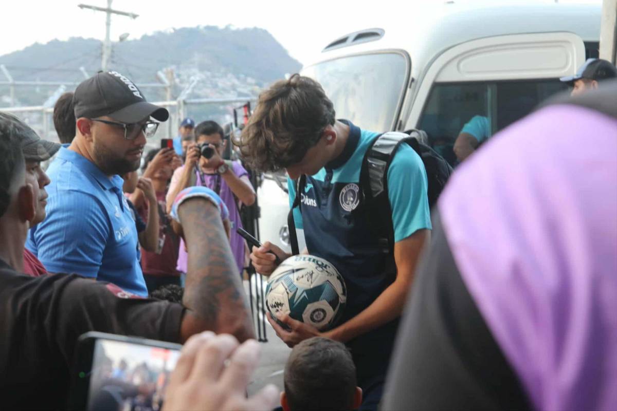 Sorpresa con lo que hizo Mathías Vázquez, lindas chicas y ambientazo previo al Motagua vs Génesis Sorpresa con lo que hizo Mathías Vázquez, lindas chicas y ambientazo previo al Motagua vs Génesis