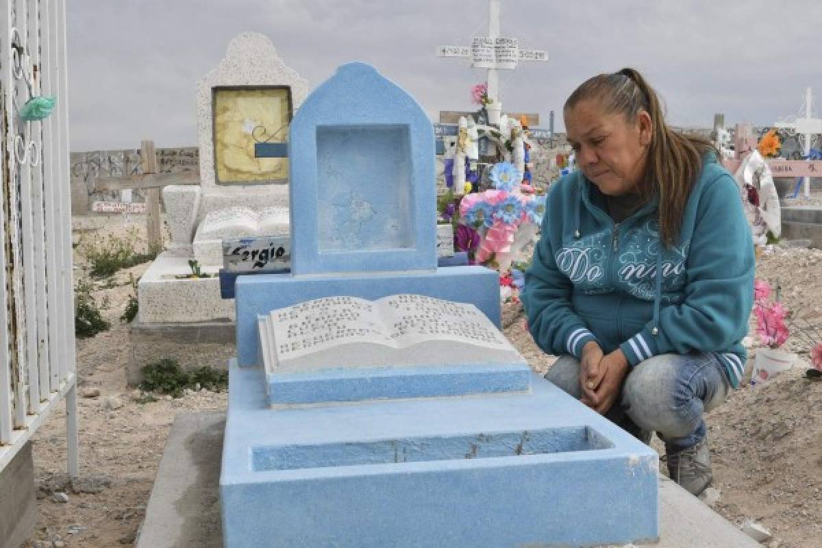 Todas las semanas visita su tumba en el cementerio local en la áridez del desierto (Foto: AFP/ El Heraldo Honduras/ Noticias de Honduras)