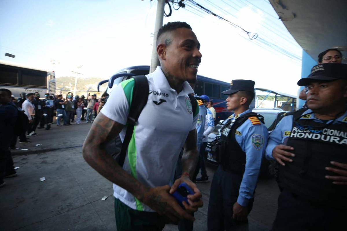 Polémico recibimiento a exjugador de Motagua, bellas chicas y show de la Revo ante Marathón
