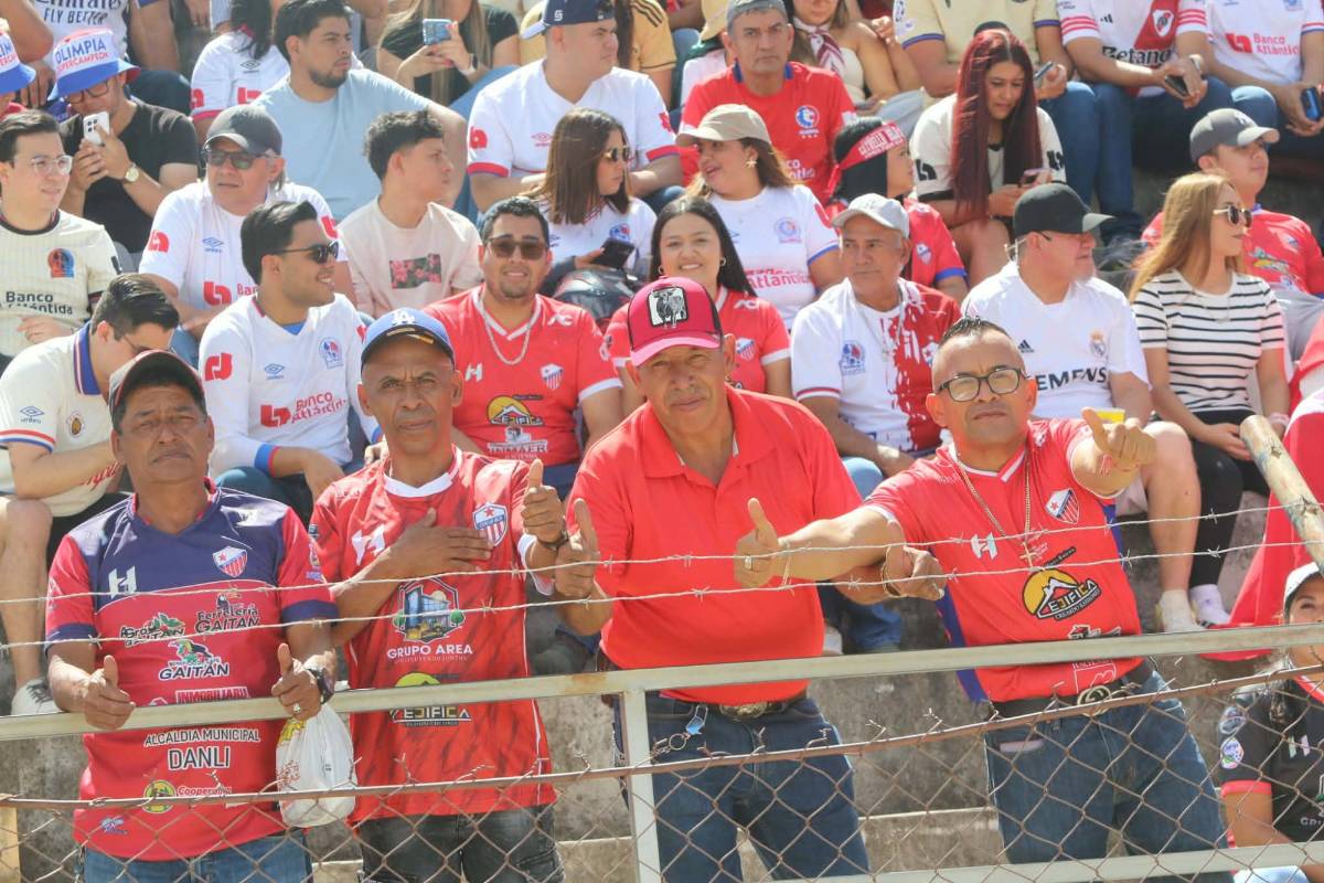 Belleza, pelea de gallos, locura por Olimpia a Danlí y curiosa llegada del Estrella Roja
