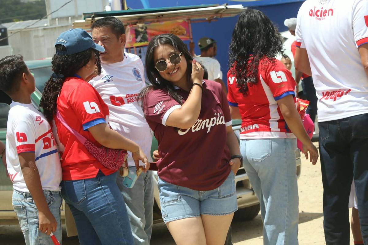 Belleza, pelea de gallos, locura por Olimpia a Danlí y curiosa llegada del Estrella Roja