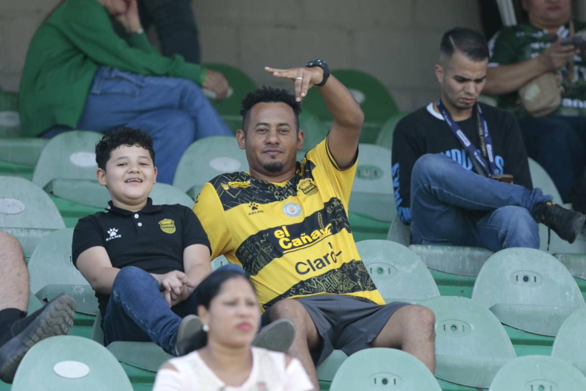 Leyenda sorprende, hermandad entre aficionados y la bella rubia en el clásico Marathón-Real España