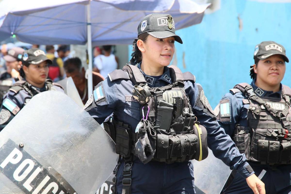 Bella policía sorprende, periodista es captada besándose y las lindas chicas en el Nacional