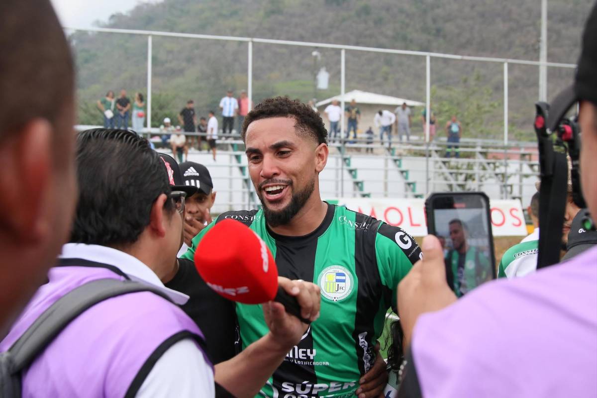 Beso romántico y lágrimas de emoción: Juticalpa celebró la permanencia en Liga Nacional