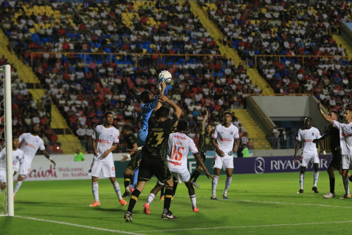 Polémica arbitral, sorprende héroe de Olimpia y sufrimiento ante Mixco en Copa Centroamericana