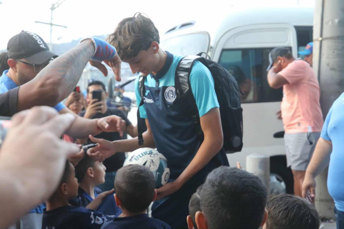 Sorpresa con lo que hizo Mathías Vázquez, lindas chicas y ambientazo previo al Motagua vs Génesis Sorpresa con lo que hizo Mathías Vázquez, lindas chicas y ambientazo previo al Motagua vs Génesis