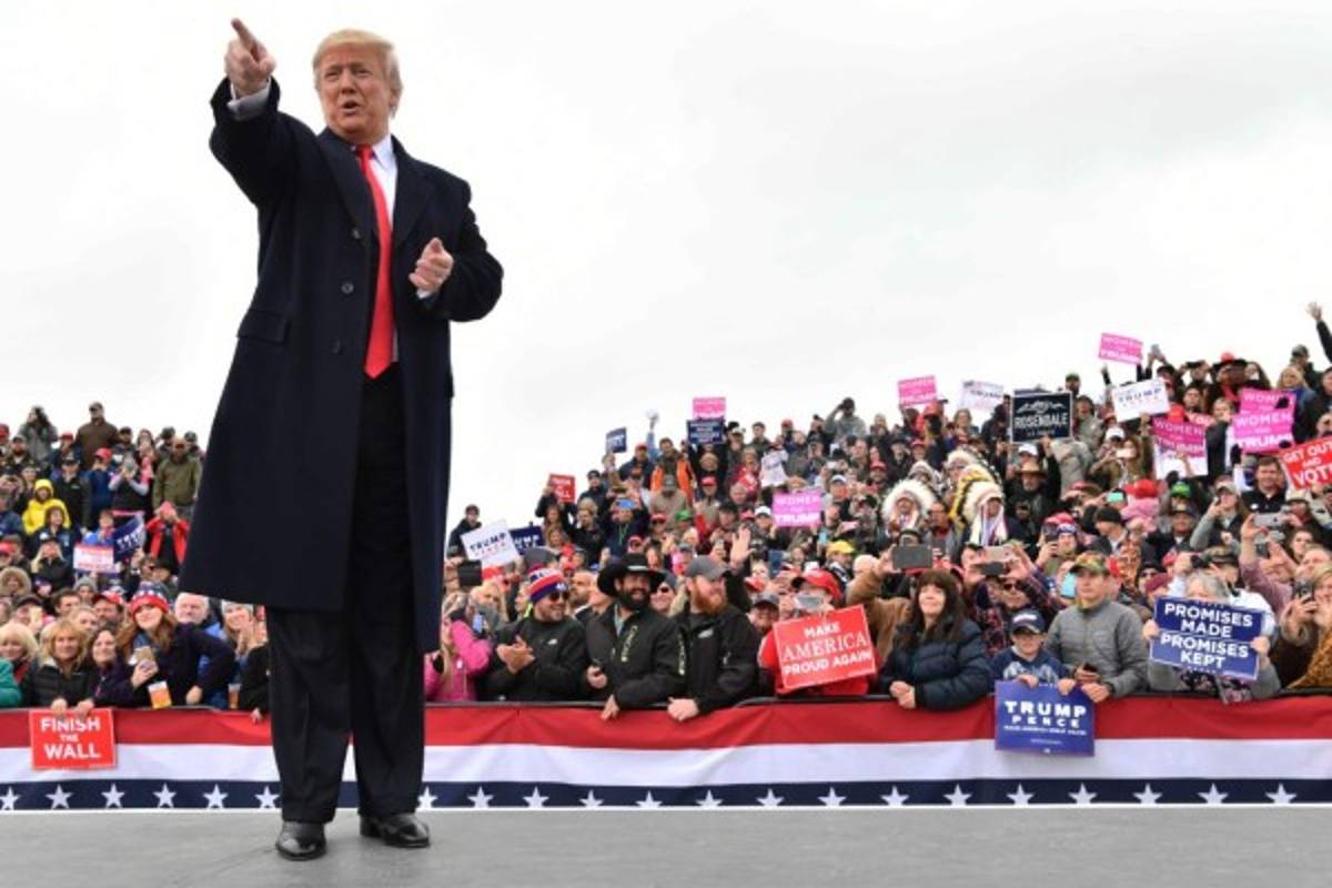 TOPSHOT - US President Donald Trump attends a 'Make America Great Again' rally at Bozeman Yellowstone International Airport, November 3, 2018 in Belgrade, Montana. (Photo by Nicholas Kamm / AFP)