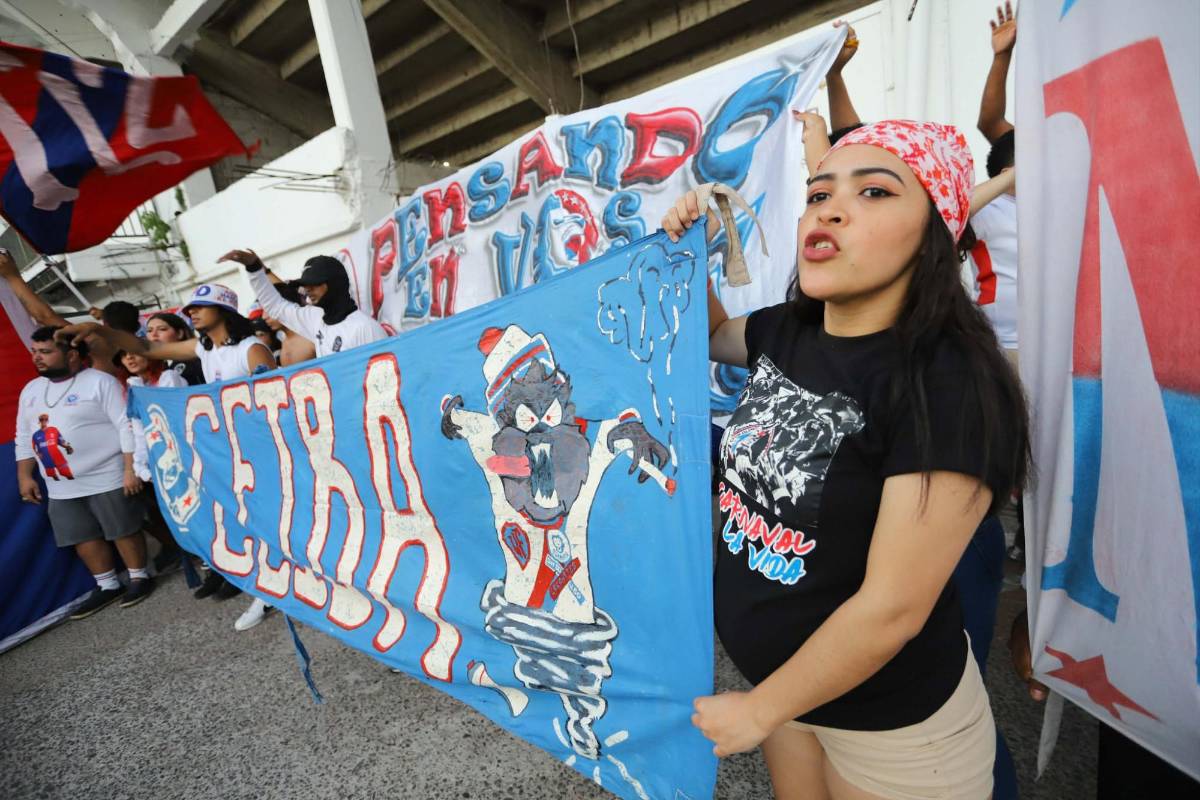 Ultra Fiel sorprende al Olimpia en La Ceiba luego de eliminación de Concachampions