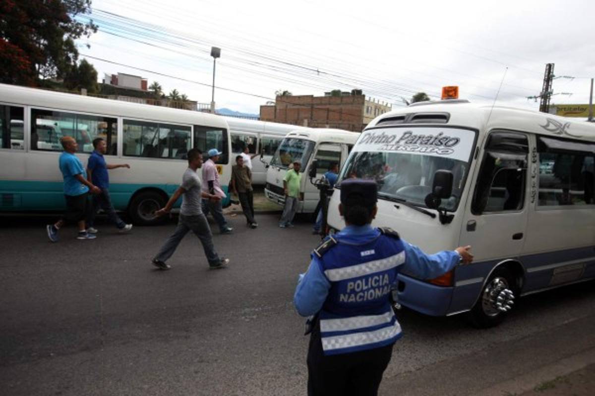 Conductores de buses capitalinos se resisten a cumplir las leyes viales