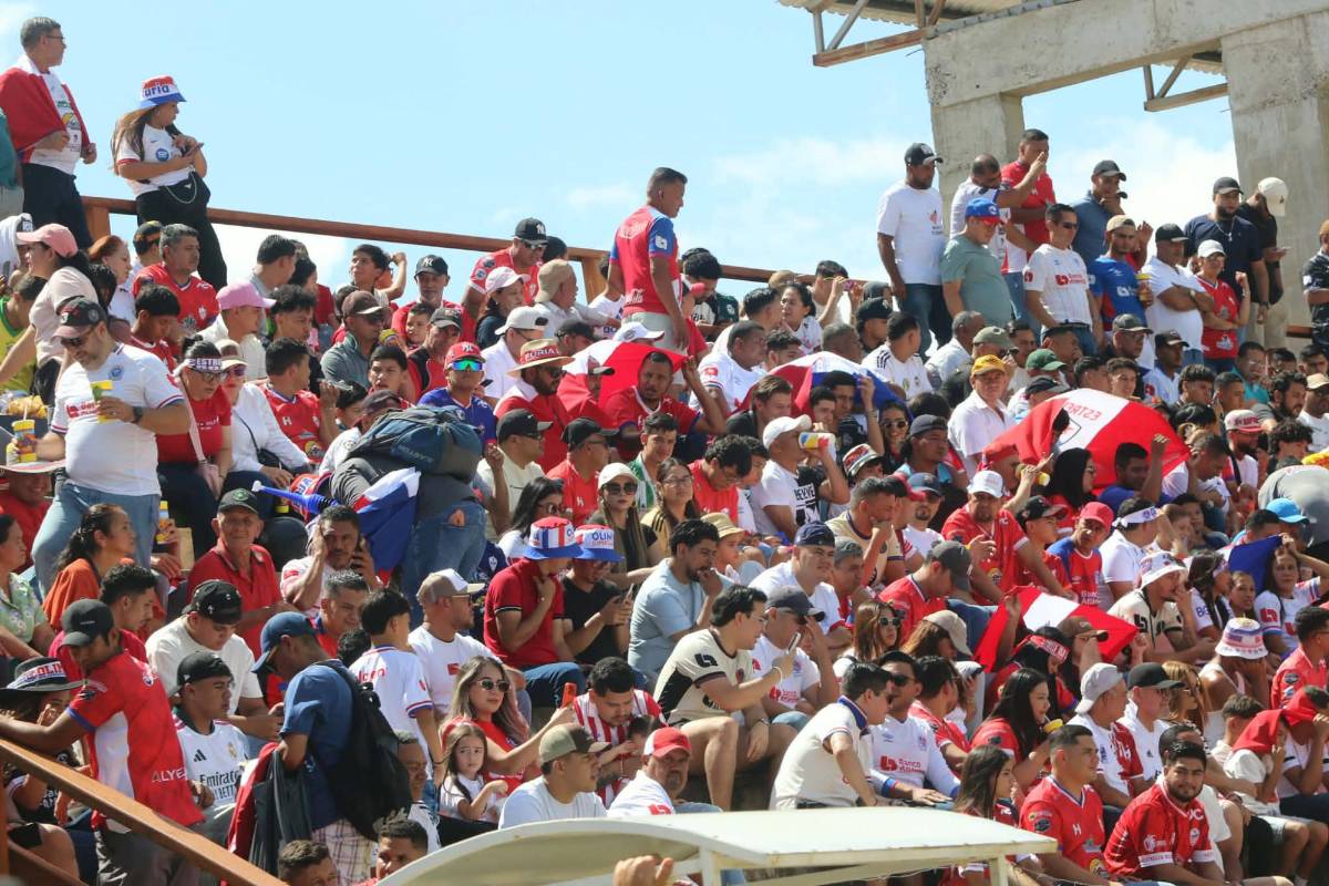 Belleza, pelea de gallos, locura por Olimpia a Danlí y curiosa llegada del Estrella Roja