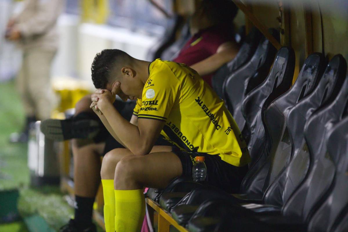 Exdirectivo de Real España fue a encarar a Jeaustin Campos en pleno partido ante LAFC