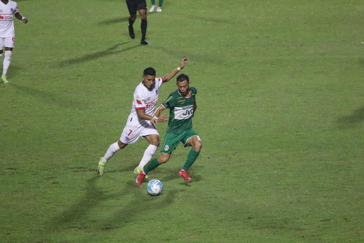 Polémica en Olimpia vs Marathón, jugadores fueron encarados por barras y lindas chicas