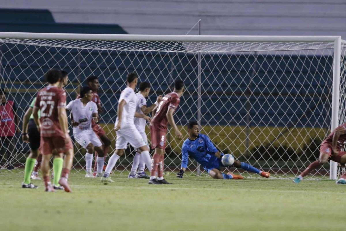 Linda chica se roba el show, jugador con look exótico y tristeza de Platense tras caer ante Motagua