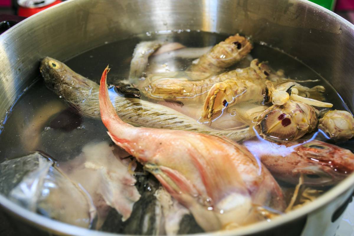 Fumet de pescado para paella y otras preparaciones.