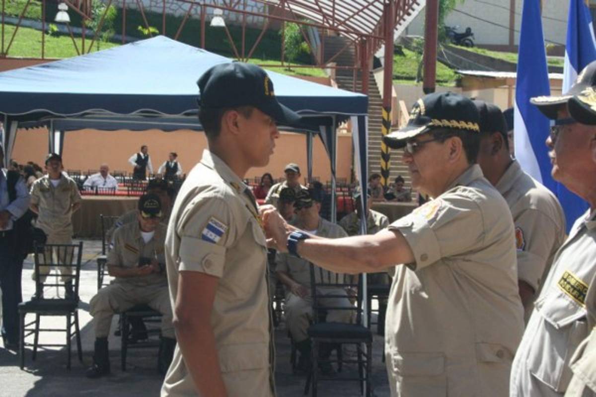 Condecoran a 15 elementos del Cuerpo de Bomberos