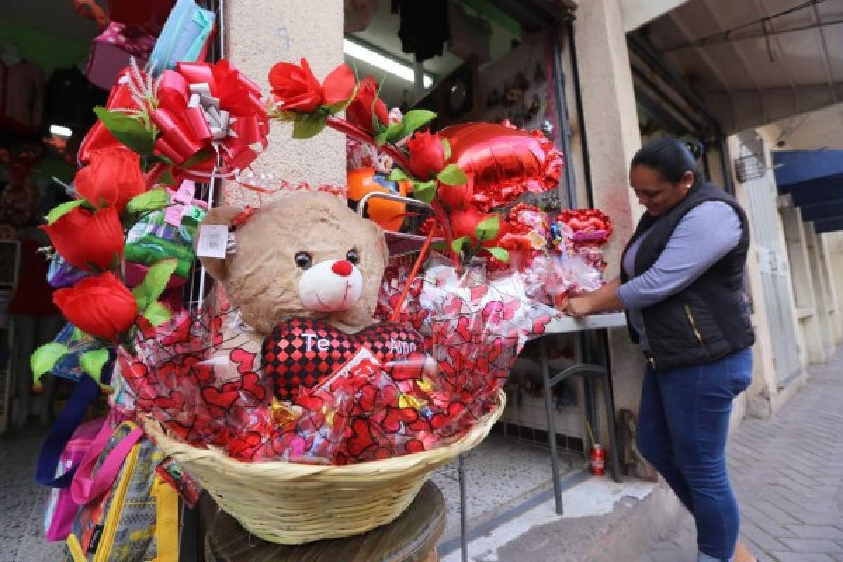 Capitalinos se rinden ante la llegada del Día del Amor y la Amistad