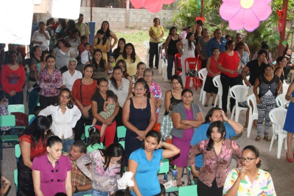 Centros educativos rinden tributo a la madre