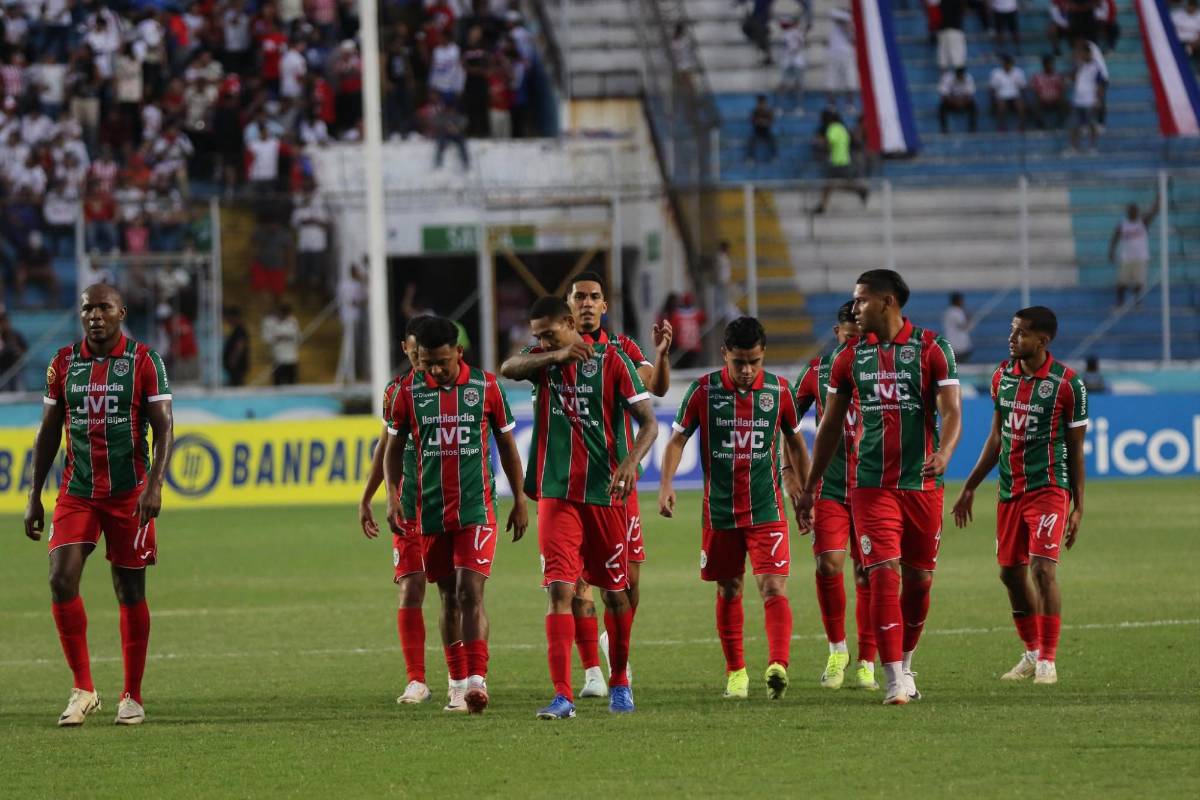 Jugadores casi se van a los golpes, aficionado es llevado de emergencia y tristeza en Marathón