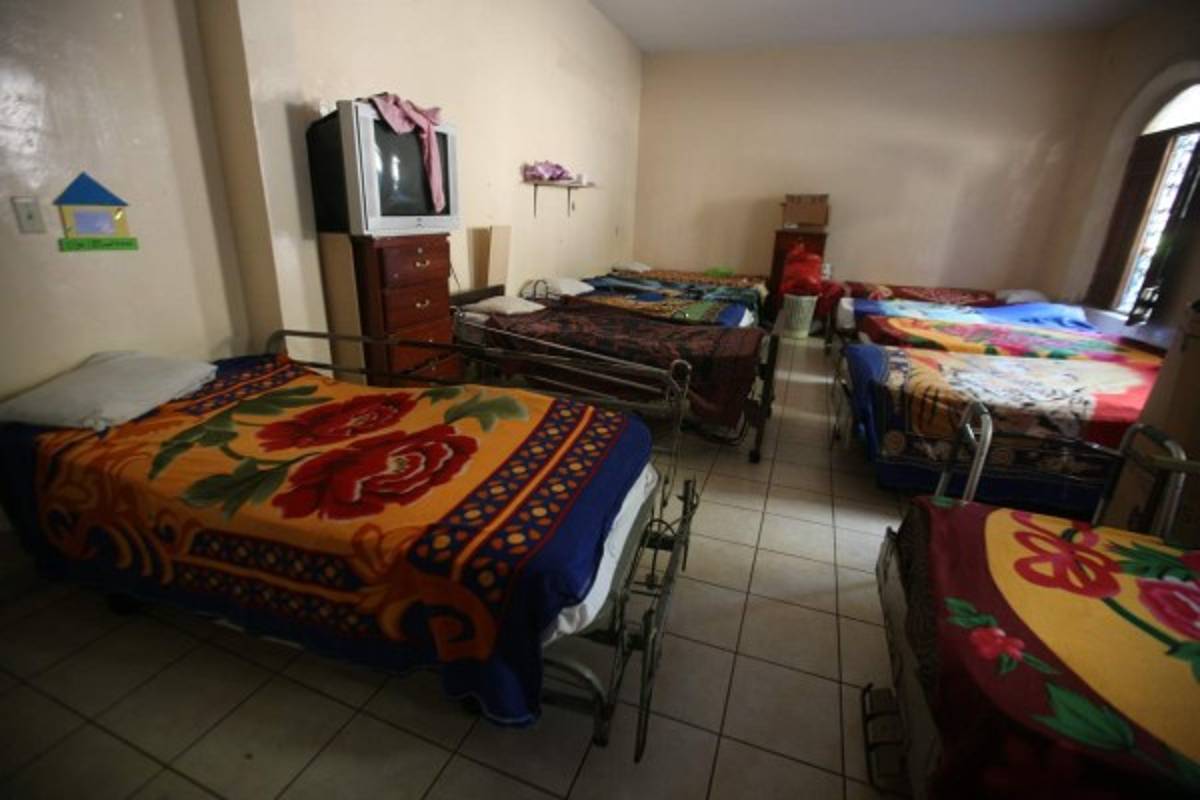 Ancianos sobreviven gracias a la caridad