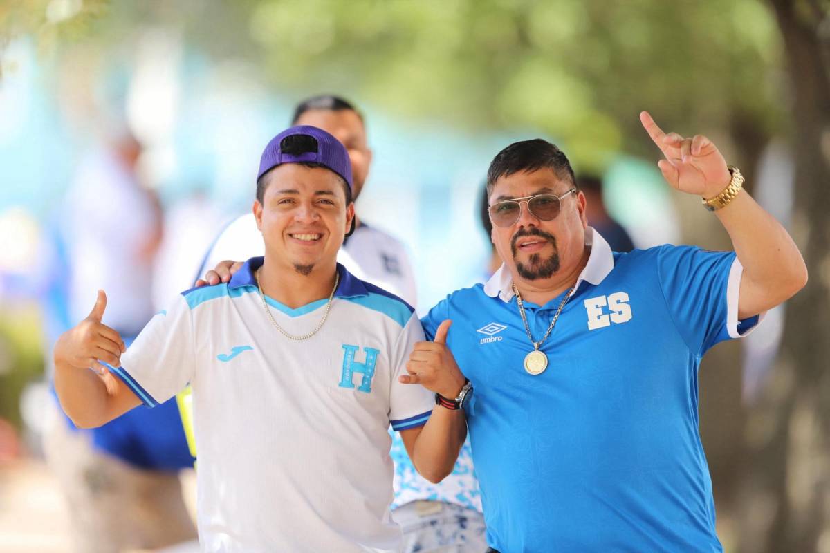 ¿Quién es la chica de lentes? Afición de Houston cree en Honduras para juego ante El Salvador ¿Quién es la chica de lentes? Afición de Houston cree en Honduras para juego ante El Salvador