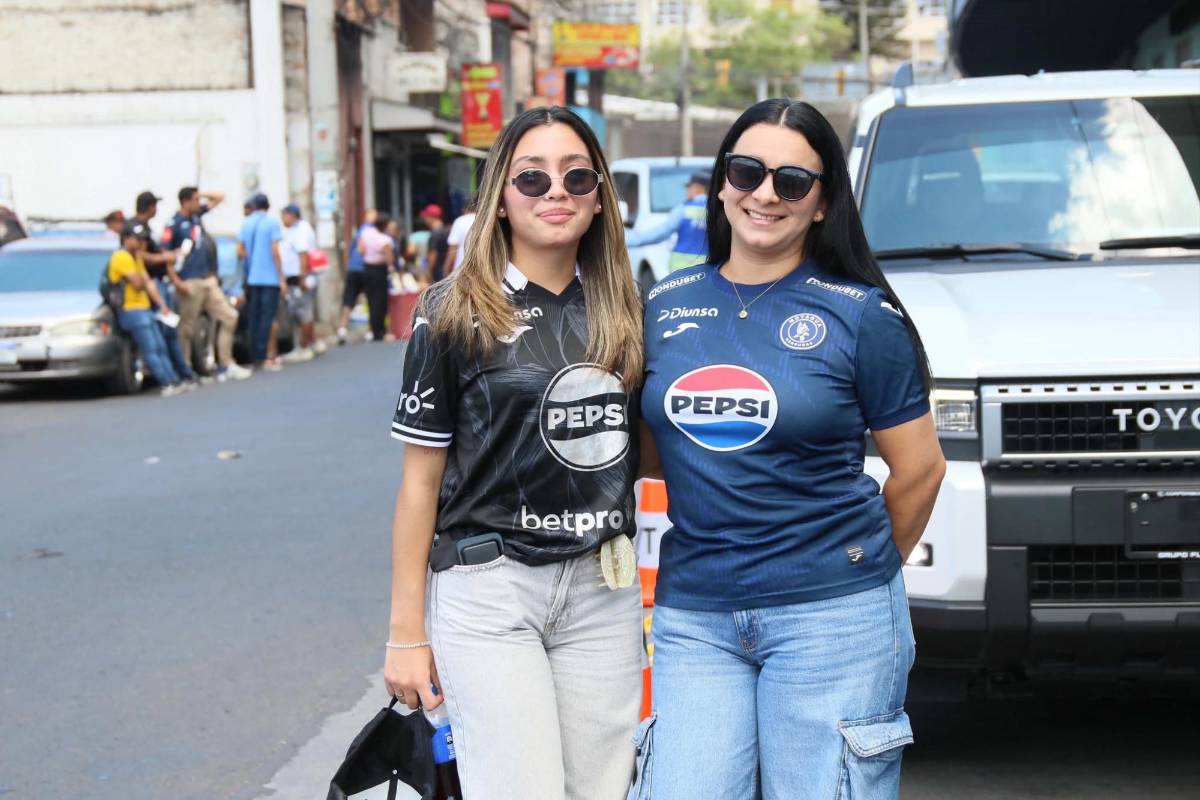 Bella policía sorprende, periodista es captada besándose y las lindas chicas en el Nacional