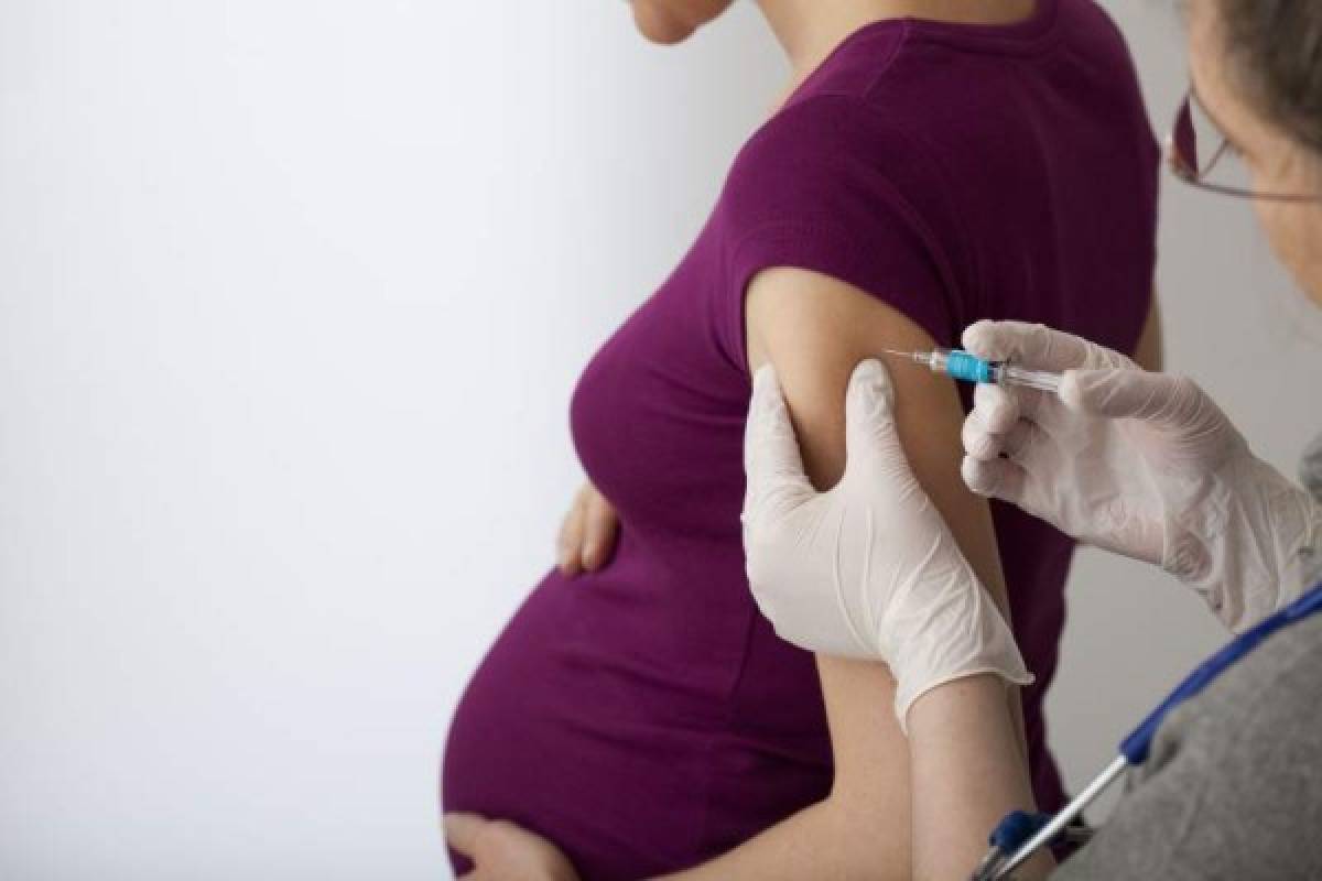 Al no existir aún una alternativa contra el covid-19, se recomienda a las mujeres embarazadas aplicarse la vacuna contra la influenza A-H1N1.
