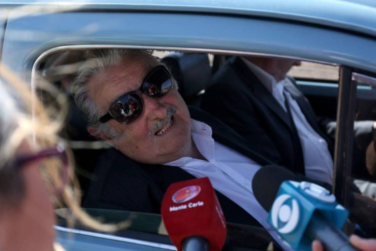 Vázquez asume, opacado por Mujica