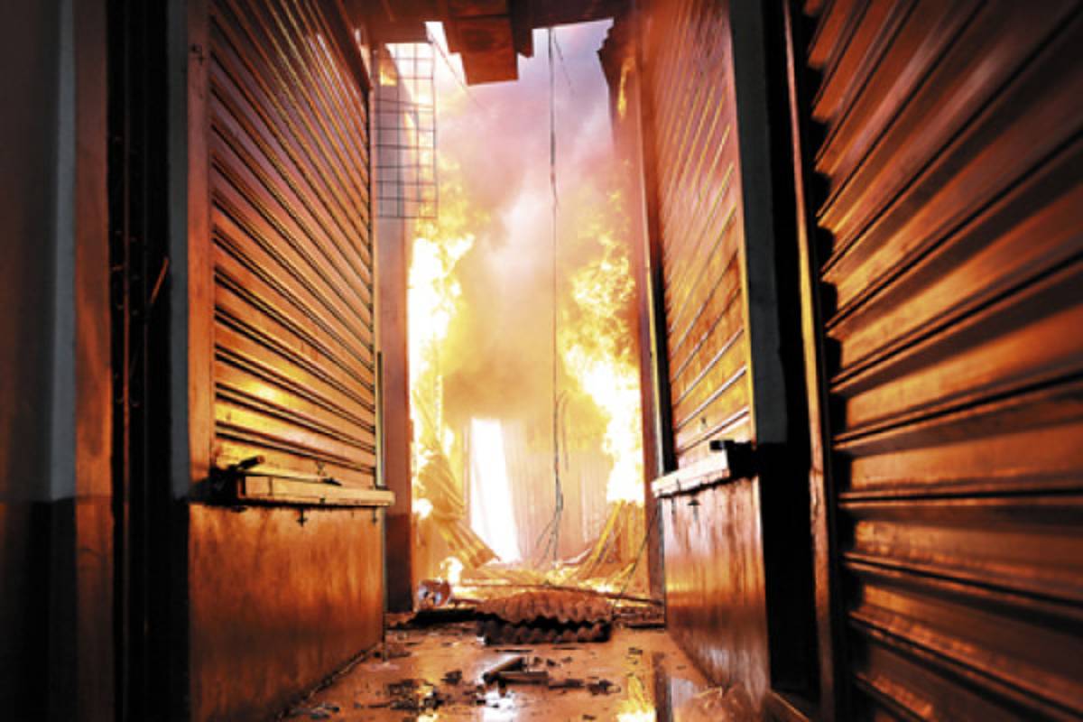 Voraz incendio arrasa con seis mercados de la capital de Honduras