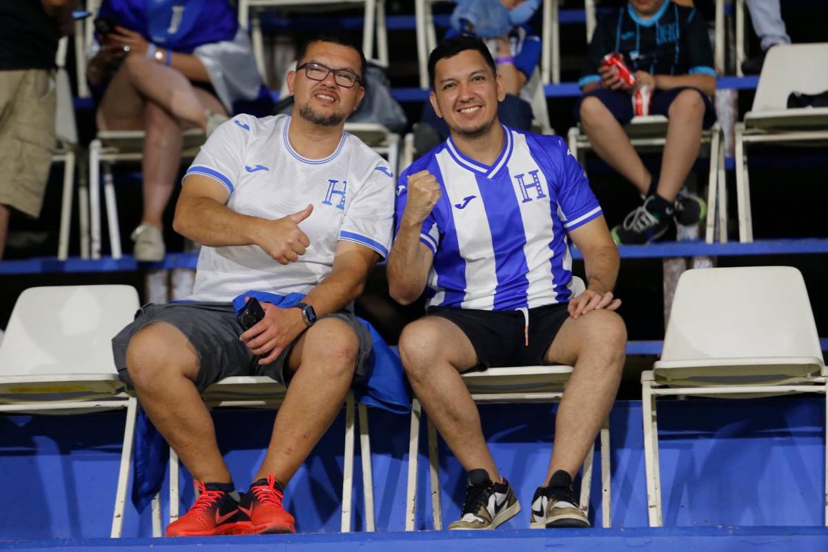 Bellas hondureñas en Curazao, políticos sorprenden en partido eliminatoria ante Haití