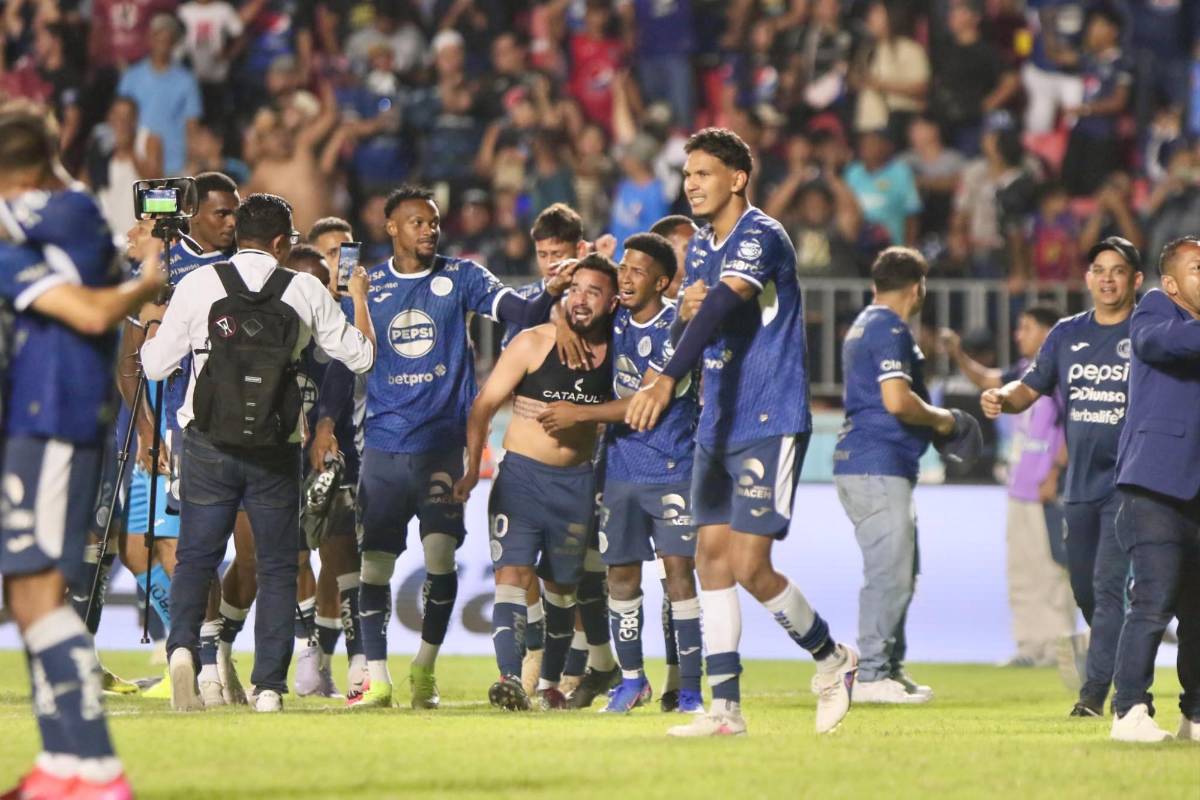 No se vio: Presentadores son captados con camisa de equipo y aficionada es llevada de emergencia