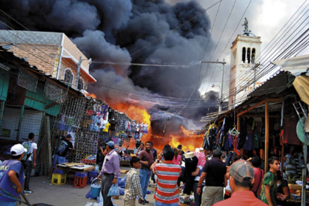Voraz incendio arrasa con seis mercados de la capital de Honduras