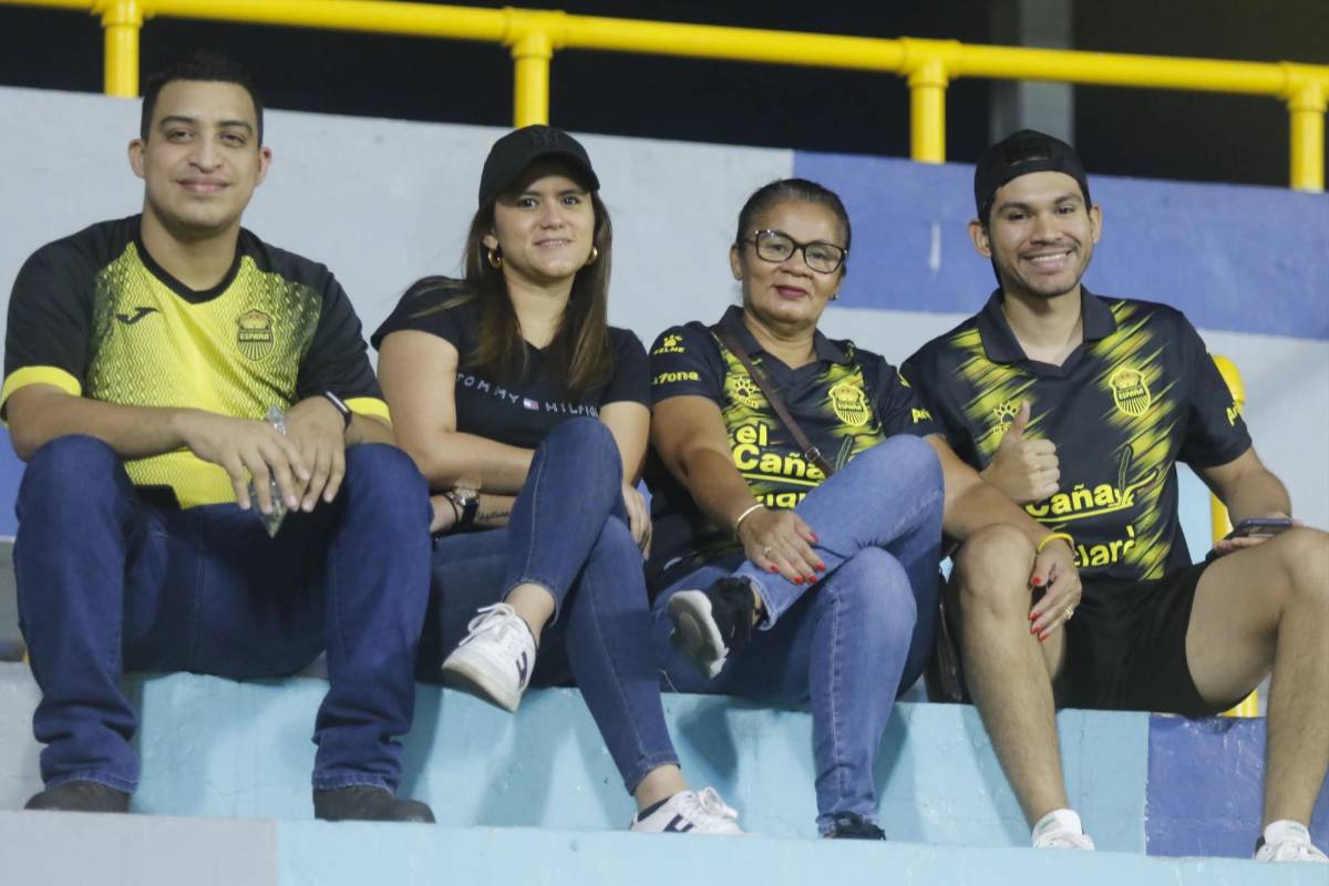 Exfutbolistas hondureños y bellas chicas sorprenden en la previa del clásico sampedrano