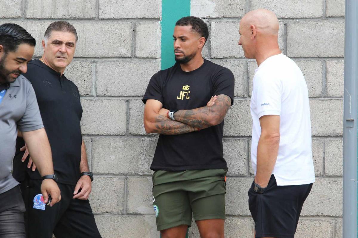 Llegada de Olimpia, curiosa charla de Espinel y las bellas chicas en el estadio Óscar Peralta