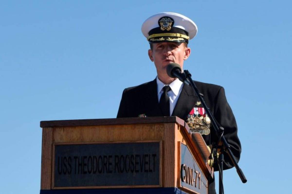 El Pentágono retira de su cargo al capitán del portaviones USS Theodore Roosevelt