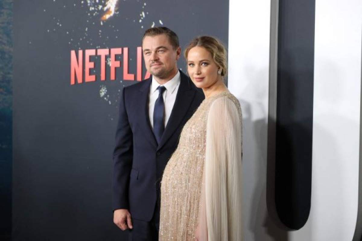 El domingo 5 de diciembre fue cuando definitivamente la ganadora del Oscar presentó su embarazo al público. En el estreno de la película posó junto a Leonardo DiCaprio y evitó dar declaraciones a los medios sobre su embarazo.