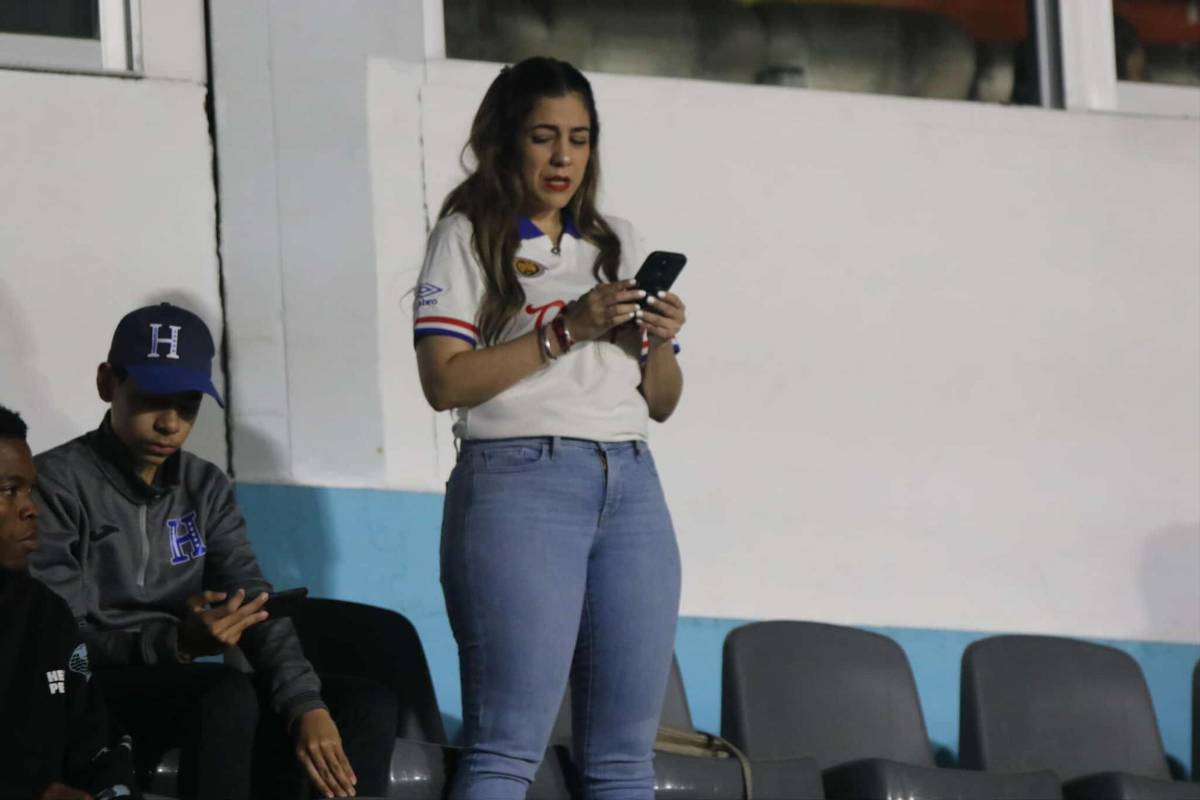 Periodista y pelirroja cautivaron: Las lindas chicas que llegaron al clásico Olimpia vs Motagua