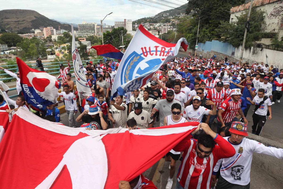 ¡Fiesta total! Así llegaron las barras de Olimpia y Marathón al estadio Nacional