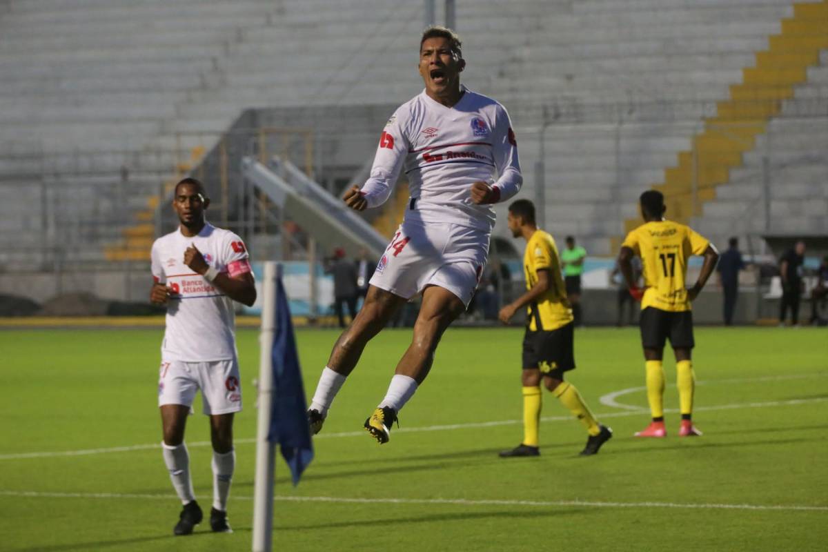 Goles, celebraciones, ambiente y jugadas: imágenes del clásico moderno