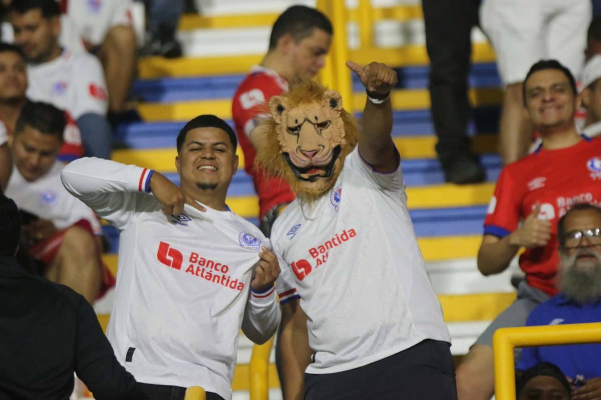 Llenazo en el Nacional y bellas chicas cautivan en semifinal de Olimpia ante Cartaginés