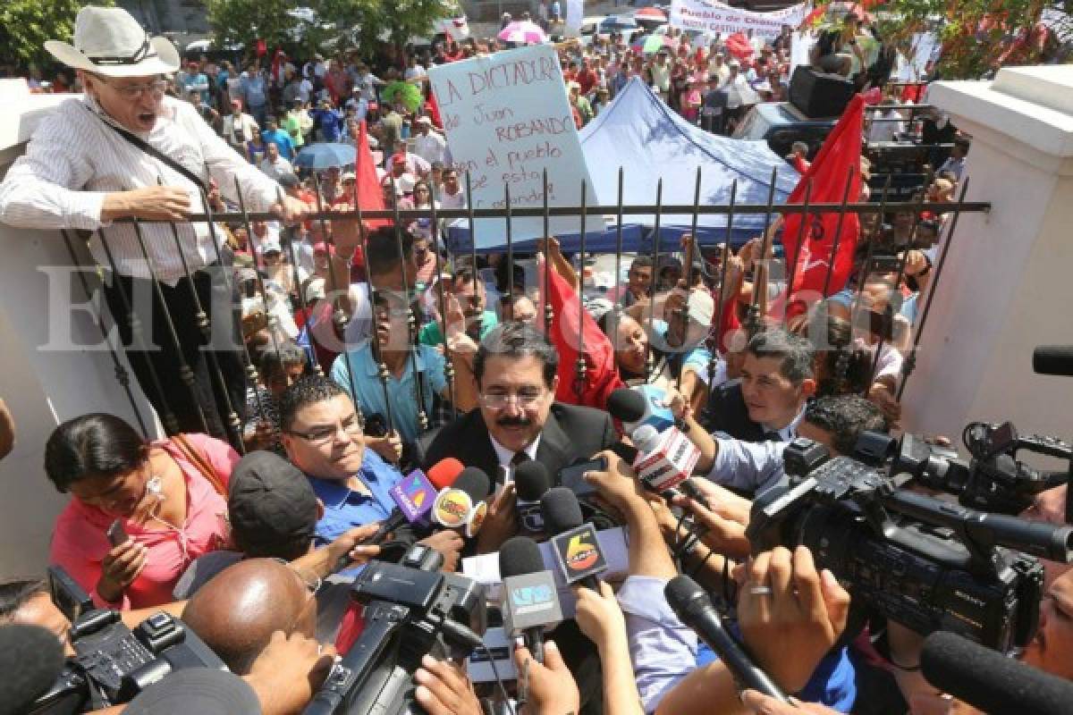 El expresidente de Honduras, Manuel Zelaya Rosales, fue abordado por los periodistas que le daban cobertura a su audiencia en el Palacio de Justicia Civil.