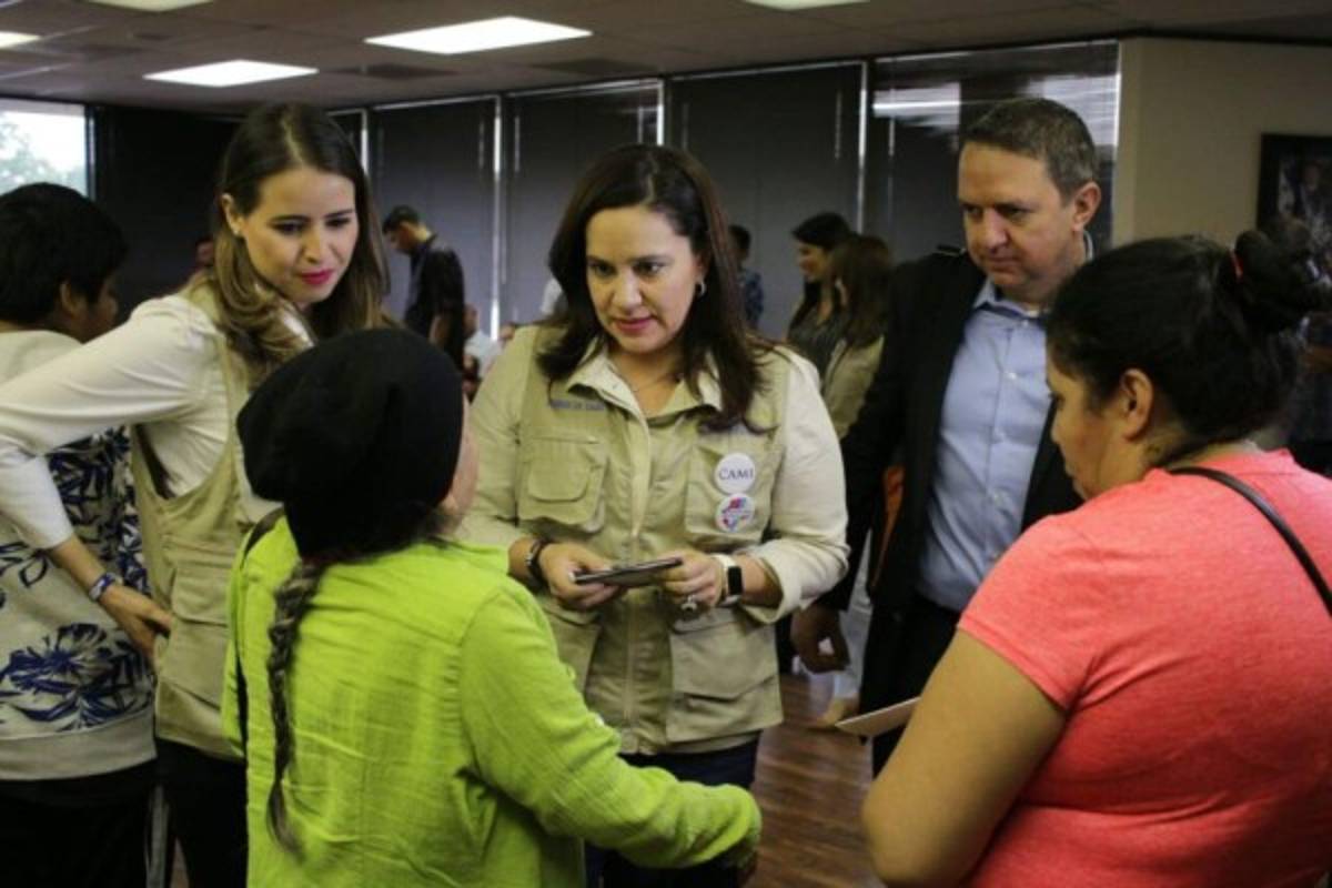 Supervisan situación de hondureños en centros de detención
